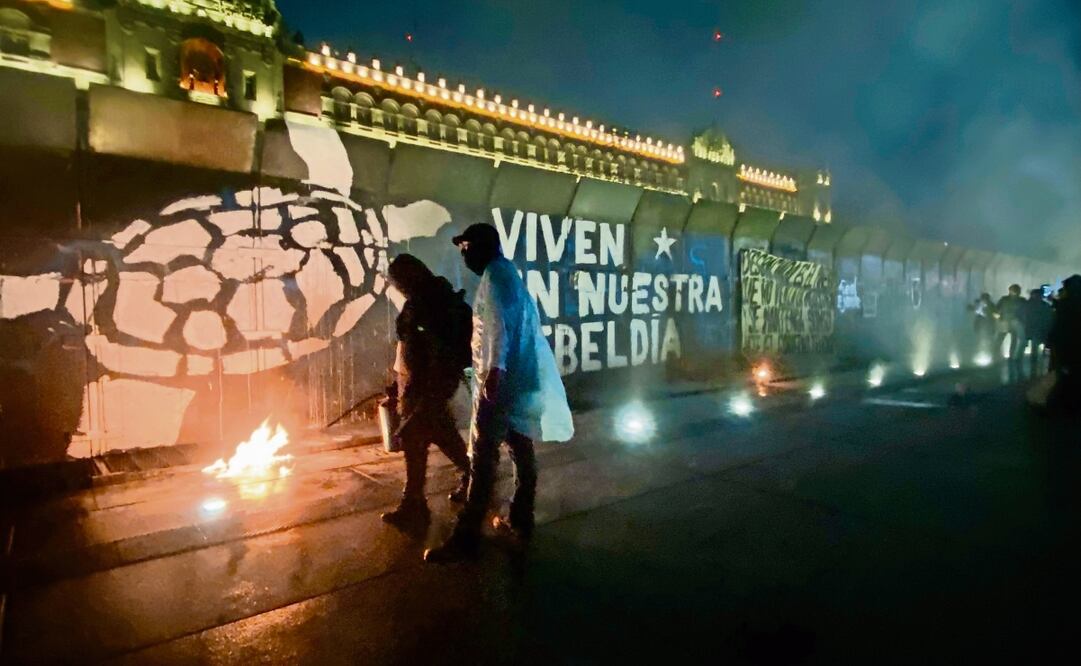 Manifestantes realizaron pintas en las vallas que fueron colocadas alrededor de Palacio Nacional. Foto: Diego Simón Sánchez | El Universal