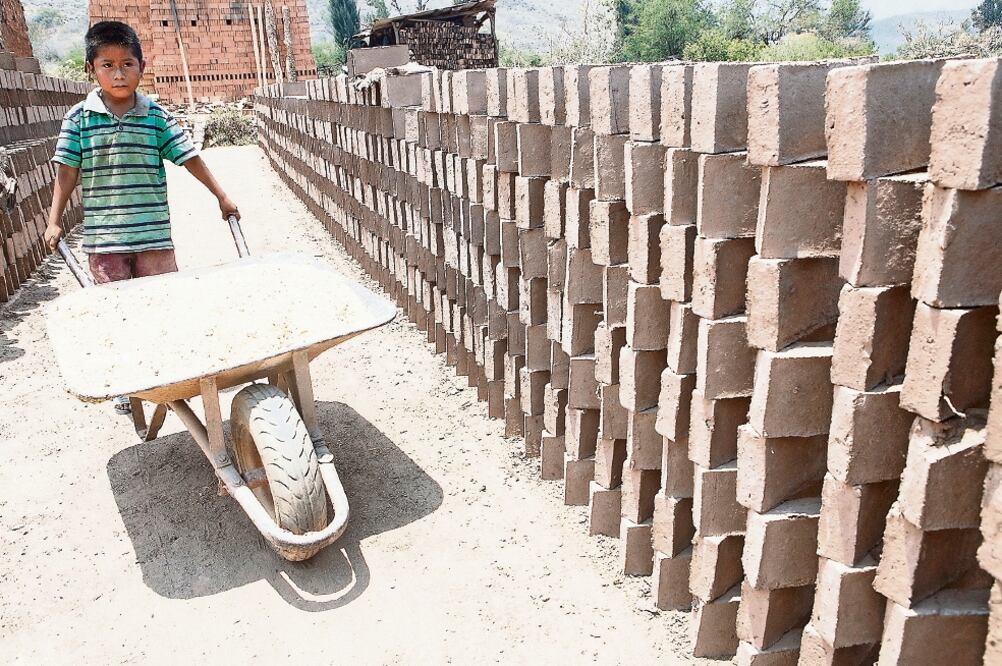 Informan que un millón 330 mil menores trabajan en condiciones peligrosas, como cargando cosas pesadas (ARCHIVO EL UNIVERSAL)