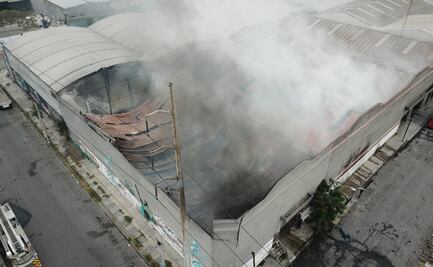 Evacuan a 500 personas por incendio de bodega de químicos en Nuevo León