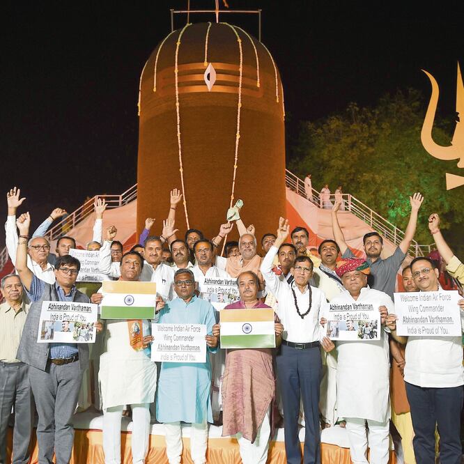 Respa ldo. Hindús se congregaron ayer en la ciudad de Ahmedabad para recibir al piloto Abhinandan Varthaman, considerado héroe nacional. SAM PANTHAKY. AFP