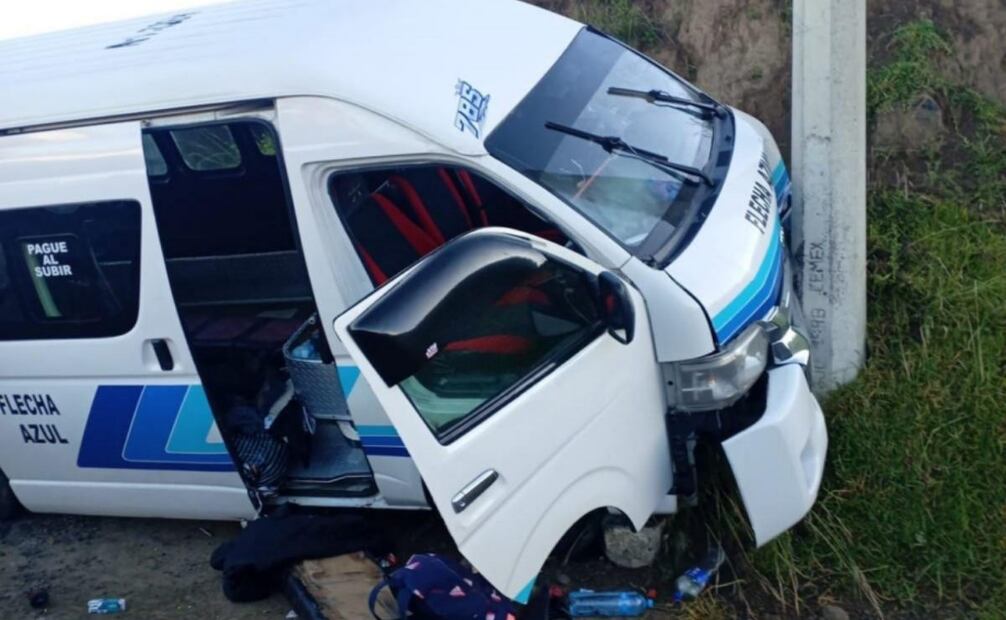 Delincuentes terminaron chocando la unidad de transporte ante la presencia de autoridades (17/09/2025). Foto: Especial