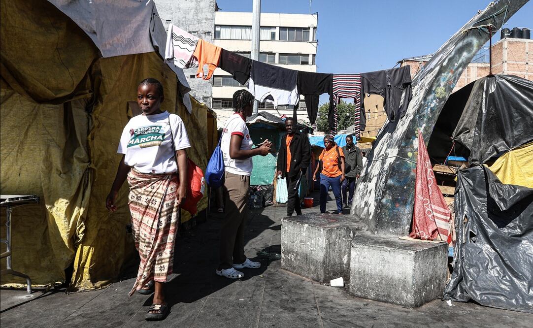 Campamento de migrantes en la Plaza de la Soledad en la alcaldía Venustiano Carranza, el 26 de febrero de 2025. Foto: Gabriel Pano/EL UNIVERSAL