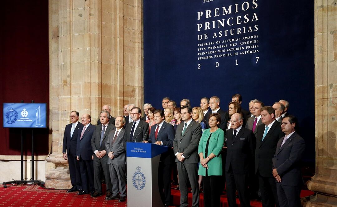 El jurado de una anterior edición del Premio Princesa de Asturias, en un tiempo donde el distanciamiento social no se consideraba fundamental. Foto: EFE, archivo