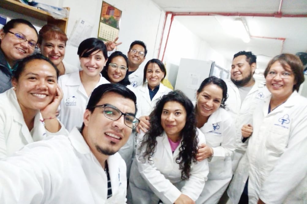 Ana María (en el centro, al fondo), laboratorista en el Centro de Control y Des a r ro l lo Biofarmacéutico, dice que muchos de sus compañeros quedaron atrapados. (CORTESÍA)