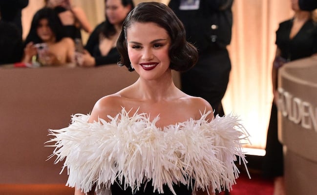 Golden Globes 2026: Selena Gomez impacta con vestido de terciopelo