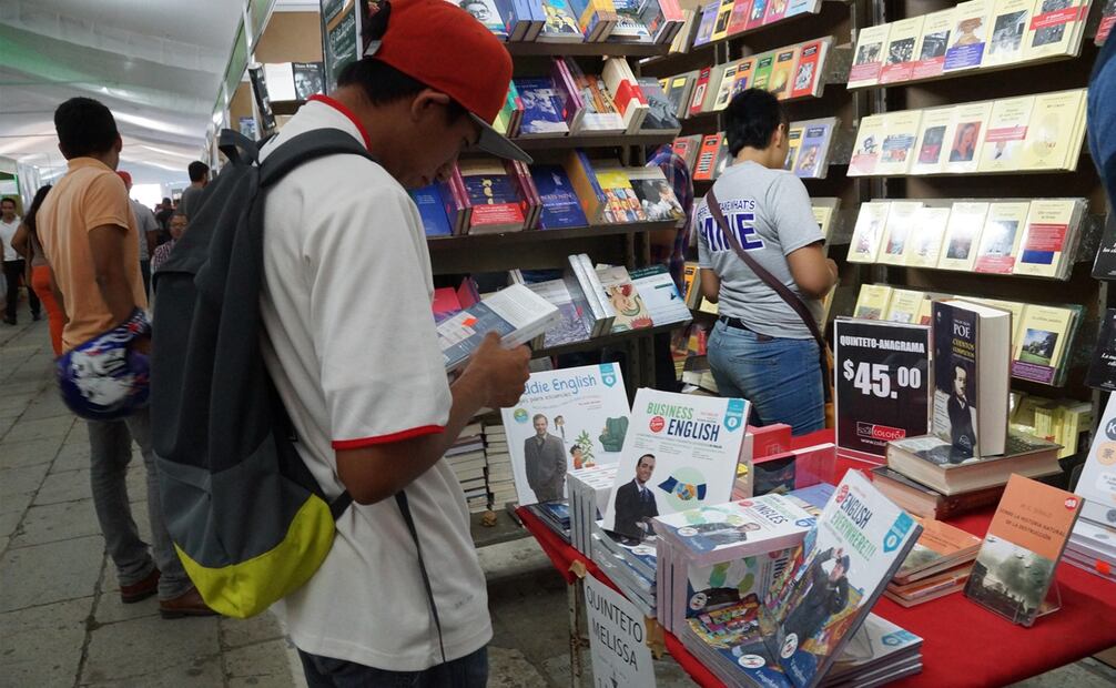 Feria Internacional del Libro de Oaxaca en el Zócalo. Fotos: Mario Arturo Martínez/ Edwin Hernández.