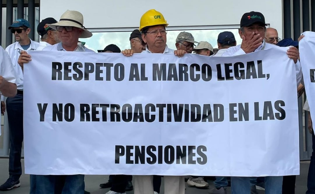 Ex trabajadores de la CFE en Yucatán protestan contra "tope a pensiones doradas"; acusan riesgo económico.
Foto: Especial.