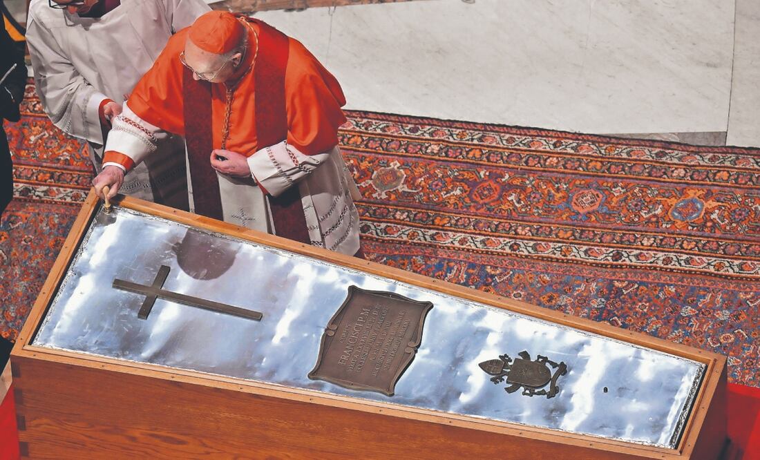 El ataúd del primer papa latinoamericano fue cerrado en una ceremonia privada encabezada por el cardenal camarlengo, Kevin Farrell, luego de que 250 mil fieles lo despidieran en la Basílica de San Pedro. Foto: de EFE
