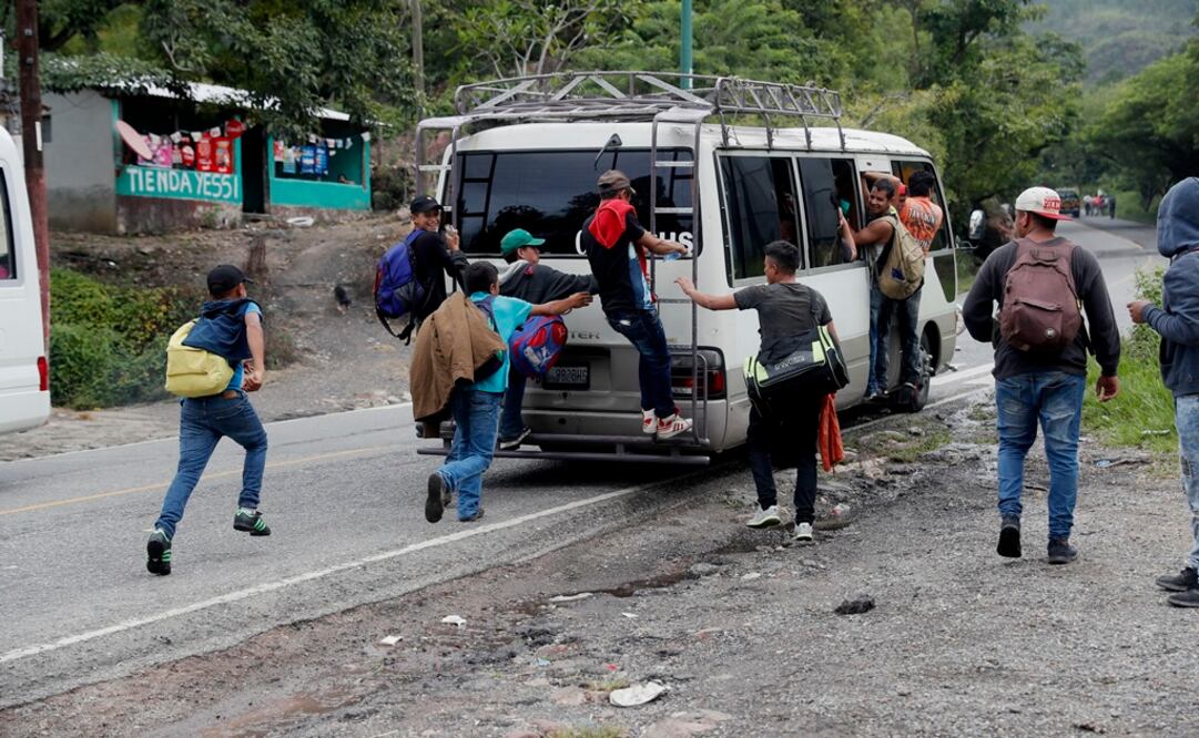 La caravana de miles de migrantes hondureños que salió el sábado de su país y que se encuentra ya en Guatemala retomó hoy su camino rumbo a Estados Unidos (Foto: EFE)