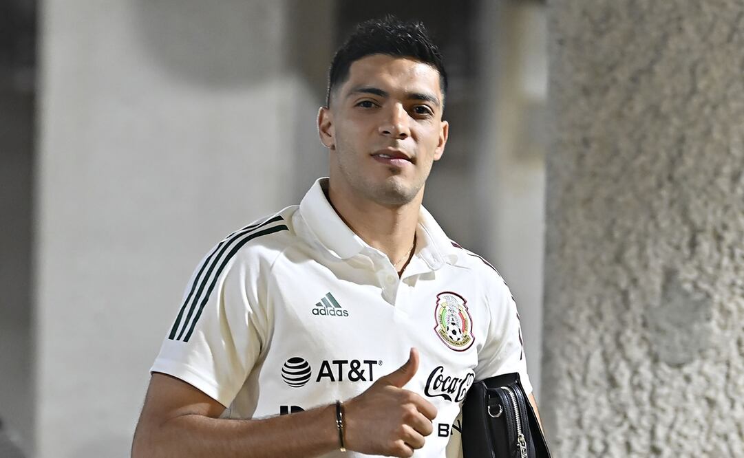 Raúl Jiménez llegando al estadio con la Selección Mexicana - FOTO: Imago7
