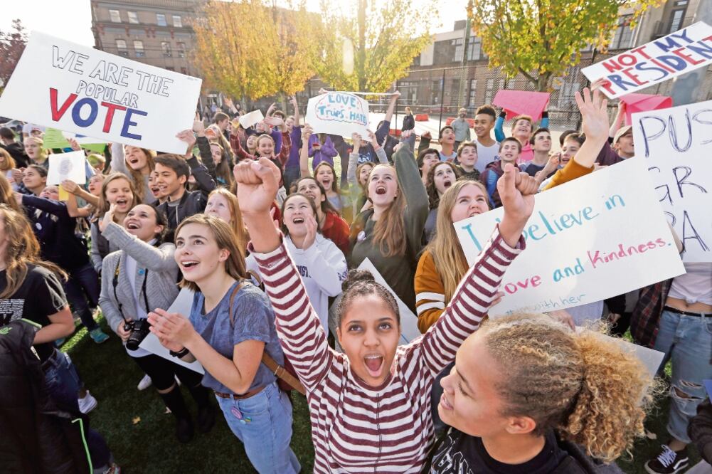 Estudiantes de 'high school' (preparatoria) se manifestaron ayer en varias ciudades de Estados Unidos, entre ellas Seattle (en la fotografía), en contra del presidente electo Donald Trump. (FOTO: ELAINE THOMPSON. AP)
