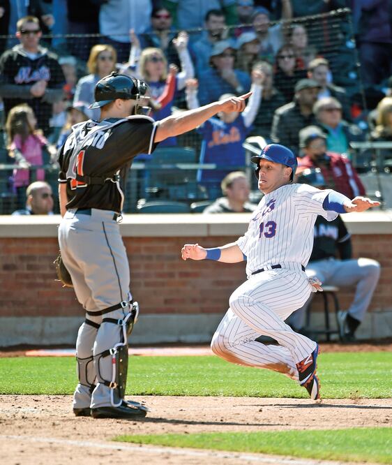 Asdrúbal Cabrera (13) anotó en la séptima a batazo de Kevin Plawecki (KATHY KMONICEK. AP)