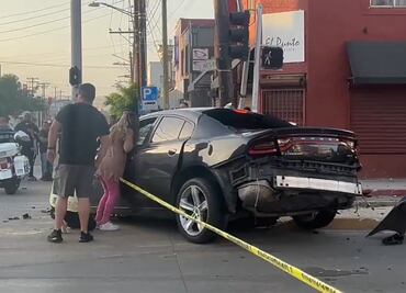“¡Reacciona por favor!”: Mujer grita de dolor al descubrir que su hijo murió tras choque en Tijuana