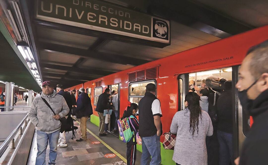 Usuarios del Metro aseguran que es más la necesidad que el temor lo que los hace usar el Metro para trasladarse; unos prefieren no abordar los primeros vagones. Foto: Berenice Fregoso/ El UNIVERSAL