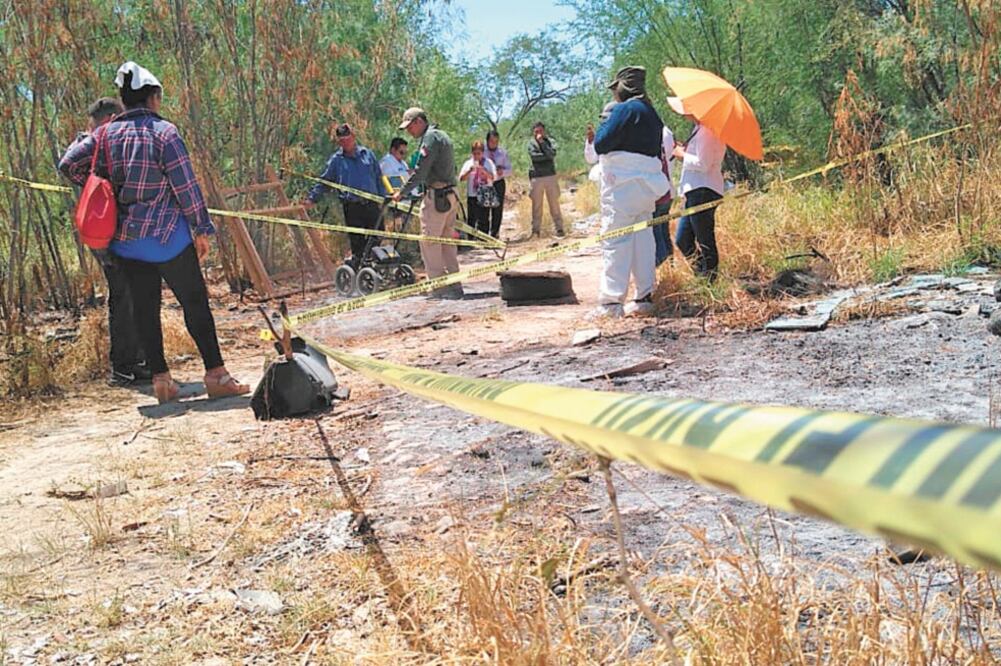 Familiares de desaparecidos y funcionarios peinaron un terreno en la colonia Rancho Grande, donde se detectaron indicios de restos humanos. Foto: SANDRA TOVAR. EL UNIVERSAL