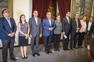 Aureoles da 'golpe de timón' a su gabinete