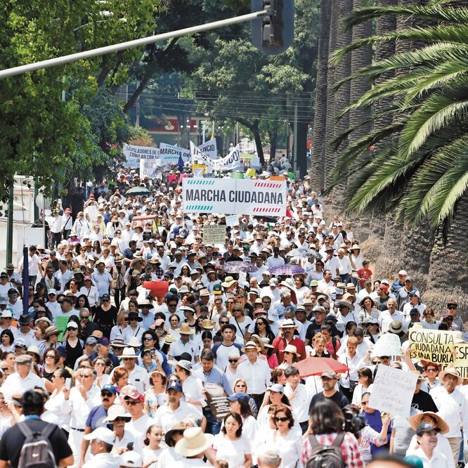Vestidos de negro y blanco, los inconformes protestaron debido a las políticas adoptadas en estos cinco meses del sexenio. BERENICE FREGOSO. EL UNIVERSAL