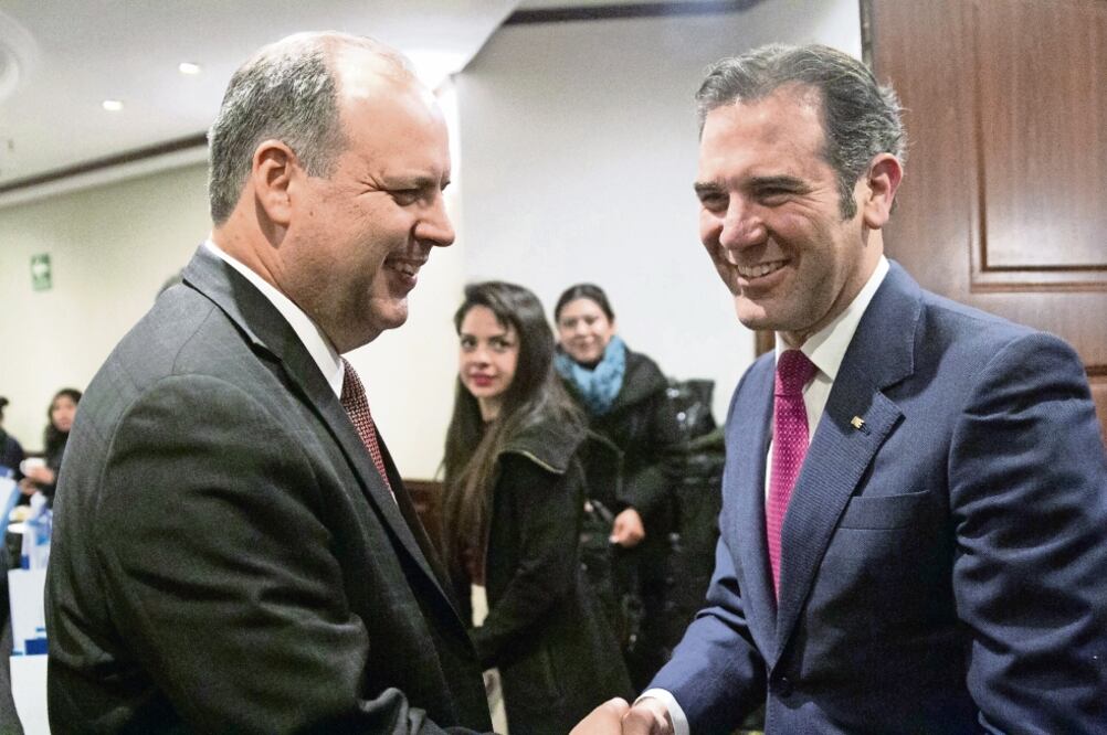 Lorenzo Córdova, consejero presidente del INE (der.), dijo que todas las firma s recabadas por aspirantes entraron a revisión, la cual va a hacer con celeridad (CUA RTOSCURO)