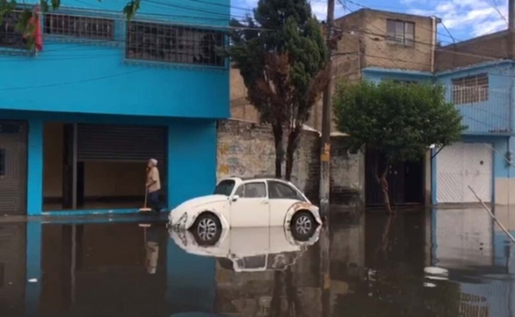 Calles de Neza amanecen bajo el agua por lluvia de anoche 