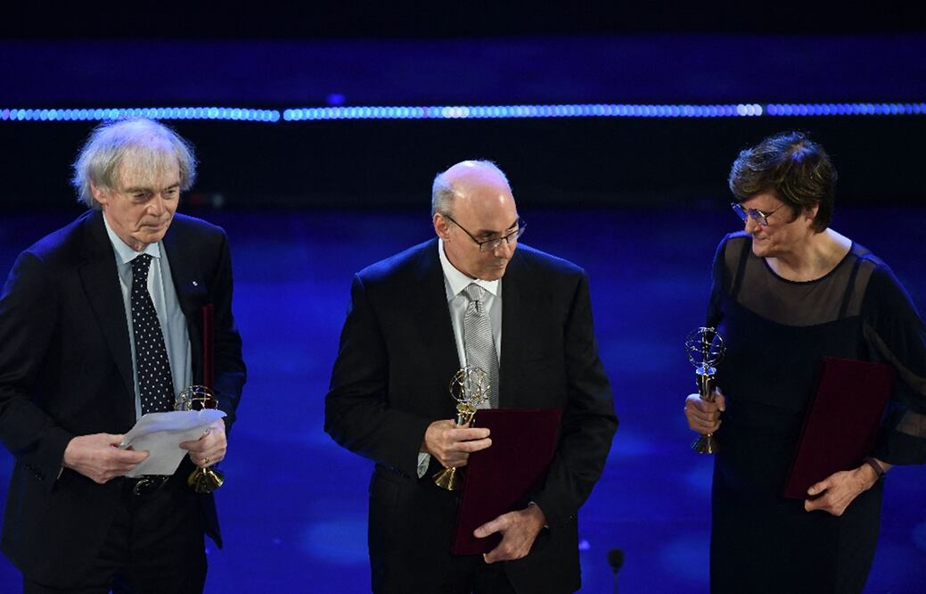 Katalin Karikó, Robert Langer y Drew Weissman, creadores del ARNm. Foto: AFP / Nhac Nguyen
