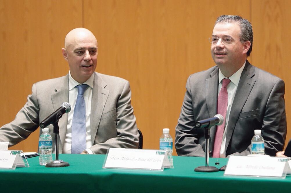 El rector del Instituto Tecnológico Autónomo de México (ITAM), Arturo Fernández, y el gobernador del Banco de México, Alejandro Díaz de León, ayer en el seminario Perspectivas Económicas 2018, Retos para el Próximo Sexenio (LUIS CORTÉS. EL UNIVERSAL)
