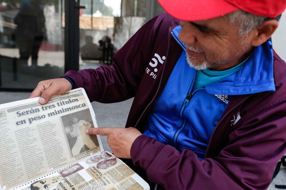 Gerardo Cantinflas García porta un diario de recortes; él fue campeón en peso minimosca. Foto: Diego Simón /El Universal