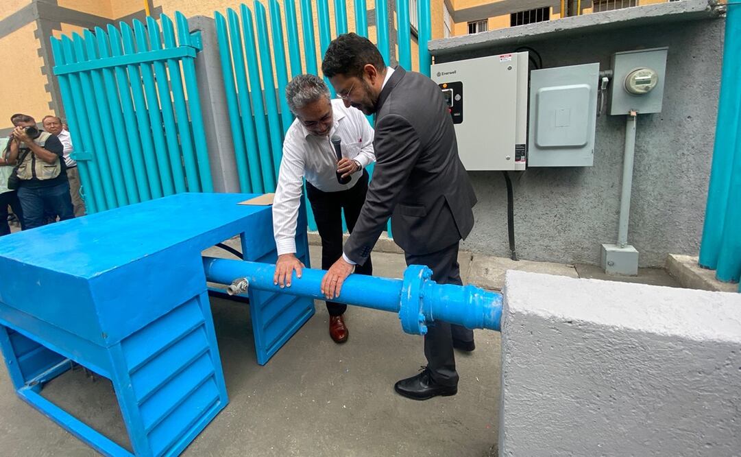 Junto con el titular del Sistema de Aguas de la Ciudad de México, Rafael Carmona, el Jefe de Gobierno acudió esta tarde a la unidad habitacional Torres Demet Toreo. Foto: Alberto Acosta / EL UNIVERSAL