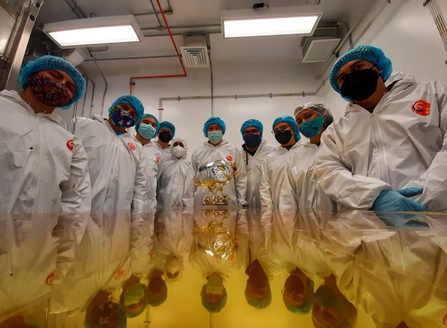 250 estudiantes de la UNAM, en colaboración con algunas sedes del IPN, colaboraron los cinco micro robots que viajan rumbo a la Luna.
Foto: Instituto de Ciencias Nucleares