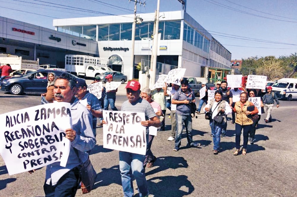 Reporteros de Acapulco y Chilpancingo marcharon simultáneamente para pedir que se respete el ejercicio periodístico en el estado. (ARTURO DE DIOS PALMA. EL UNIVERSAL)
