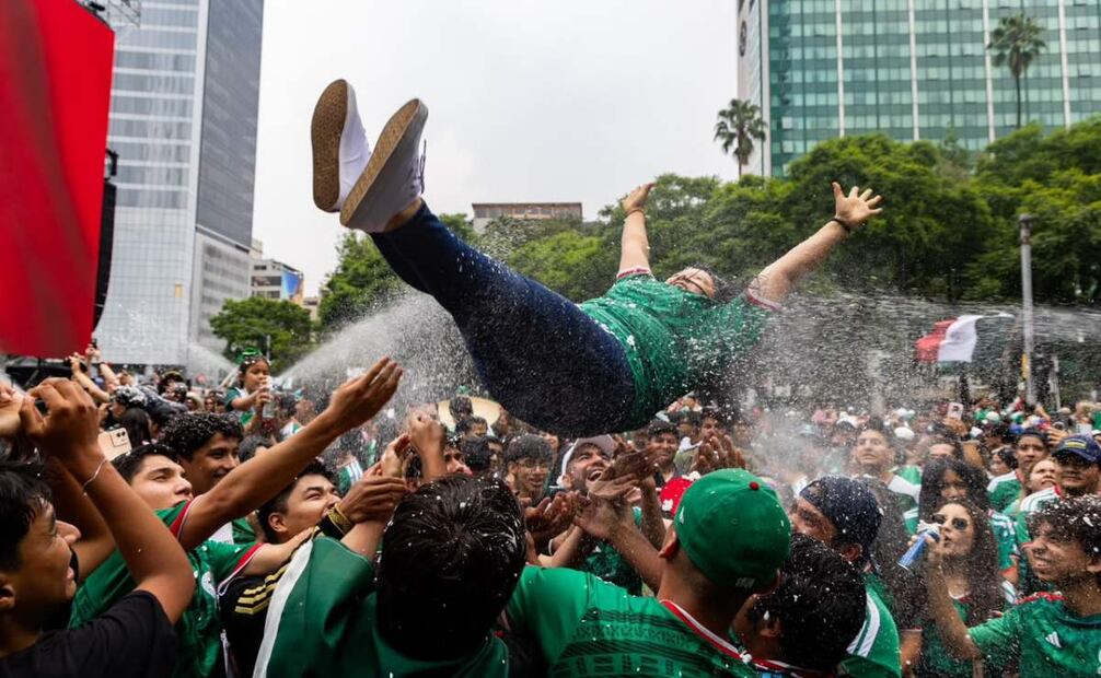 Ambiente entre los aficionados que se reúnen en el Ángel de la Independencia, a varias horas de la transmisión del partido México contra Inglaterra (05/07/2026). Foto Hugo Salvador/ EL UNIVERSAL