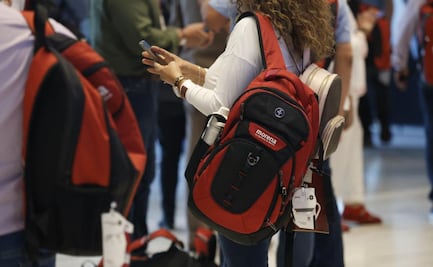 Entregan souvenirs durante Congreso Extraordinario de Morena; regalan mochilas con tres libros de AMLO y uno de Sheinbaum