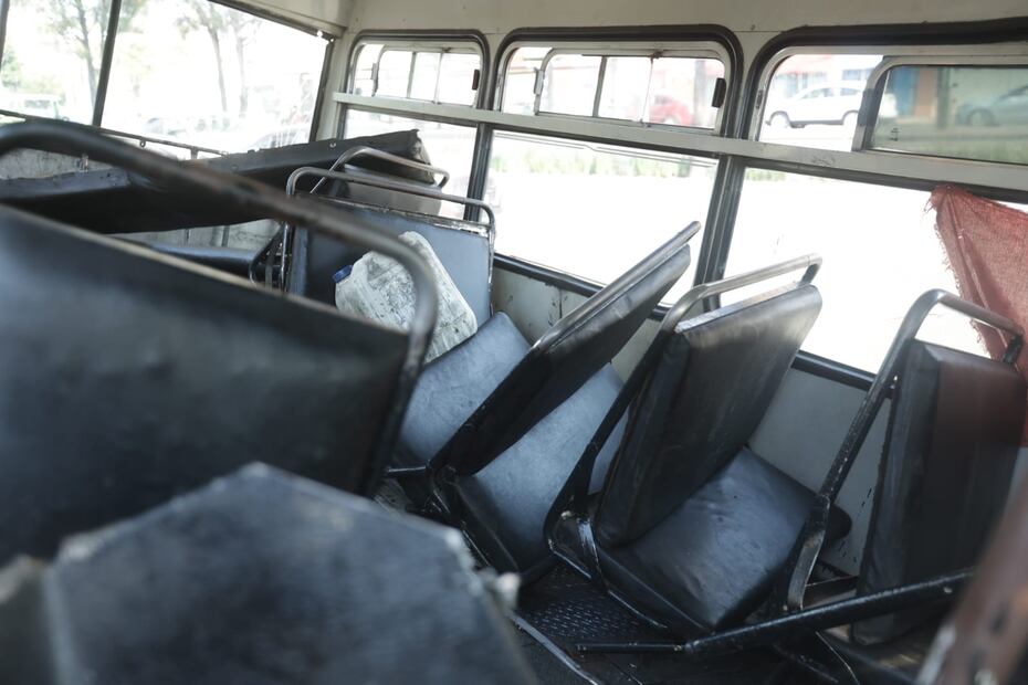 La unidad que iba llena de pasajero se estrelló contra un poste resultando lesionados. (Foto: Francisco Rodríguez/ EL UNIVERSAL)