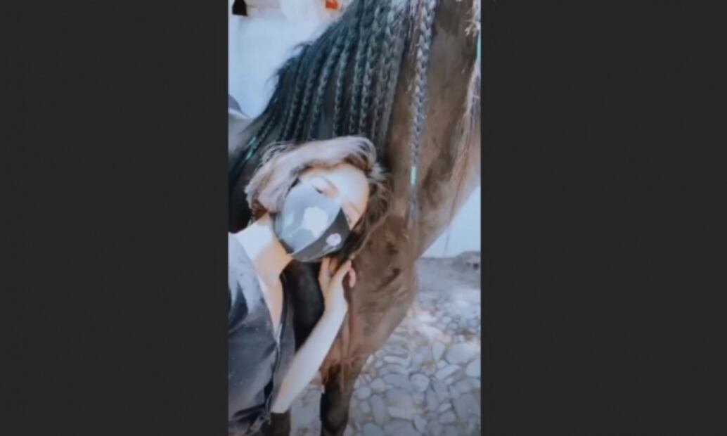 Ángela Aguilar presenta a su "nuevo bebé"