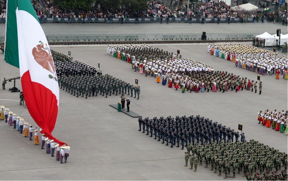 Escoltada por los titulares de las Fuerzas Armadas, Sheinbaum se dirigió al asta monumental del Zócalo capitalino para llevar a cabo el izamiento de bandera. Foto: Carlos Mejía/EL UNIVERSAL