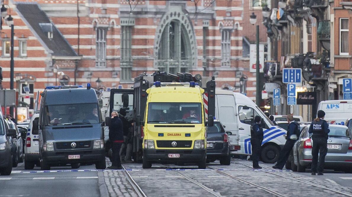  Policías belgas vigilan cerca de la estación de metro de Maelbeek, Bruselas (EFE)