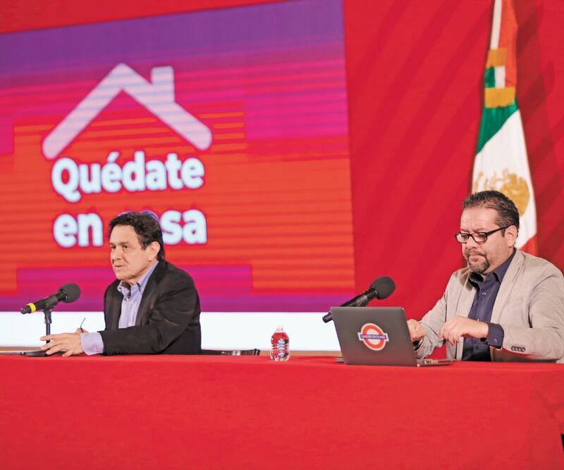 El titular de la Comisión Coordinadora de Institutos de Salud, Gustavo Reyes, y el director general de Promoción de Ssa, Ricardo Cortés, en la conferencia. Foto: VALENTE ROSAS. EL UNIVERSAL
