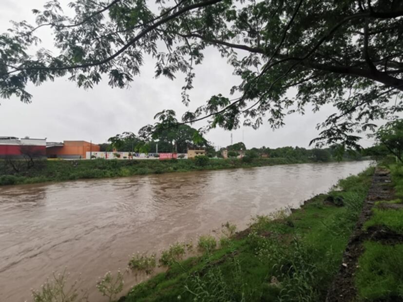 Se desbordan ríos y arroyos en el Istmo de Tehuantepec por fuertes lluvias