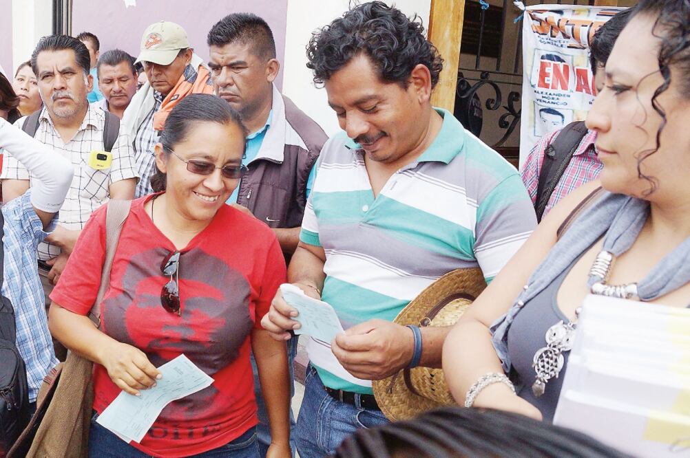 Integrantes de la Sección 22 iniciaron la promoción de amparos en contra de la denuncia que presentó la organización Mexicanos Primero en Oaxaca en el sentido de que perciben altos sueldos (EDWIN HERNÁNDEZ. EL UNIVERSAL)