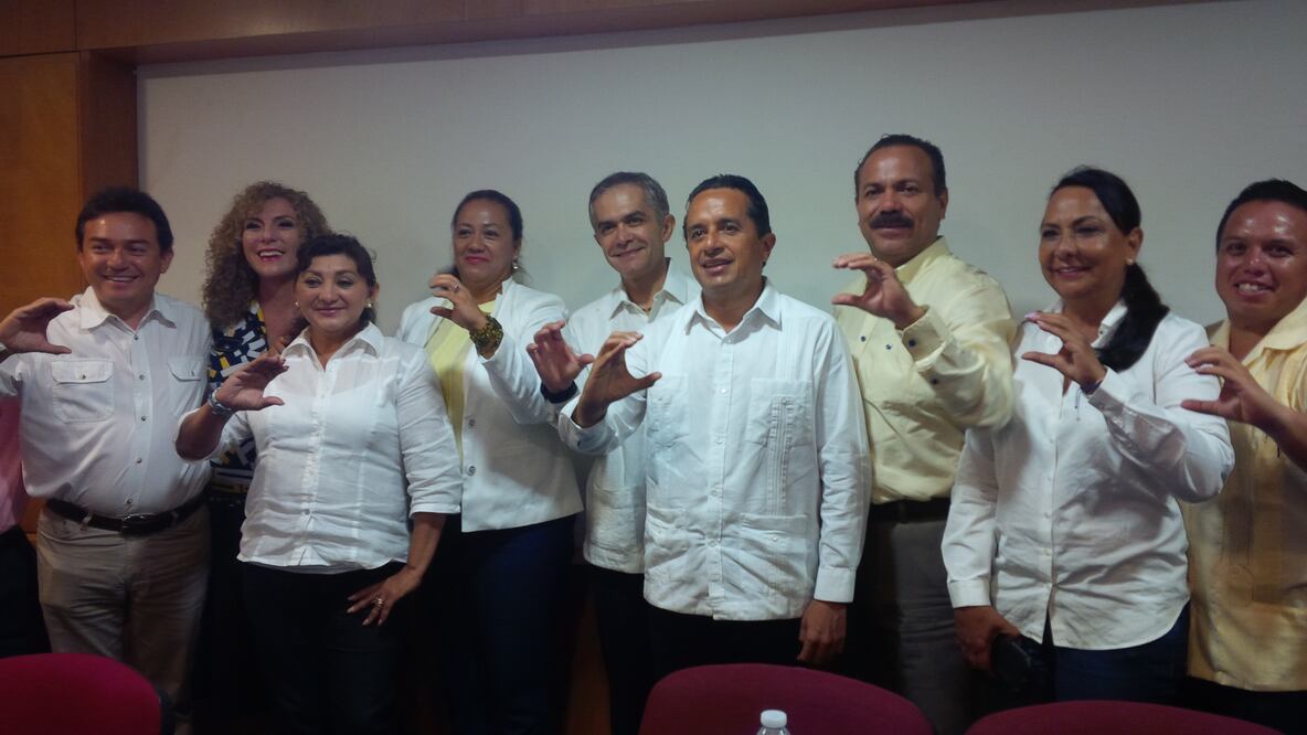 El jefe de Gobierno visitó Cancún para apoyar a los candidatos de la coalición PAN-PRD (Adriana Varillas EL UNIVERSAL)