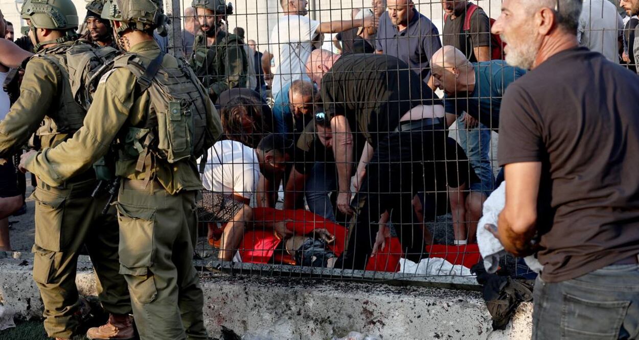 El ejército israelí afirmó este sábado que la andanada de cohetes disparados desde el Líbano que dejó 10 muertos. Foto: EFE