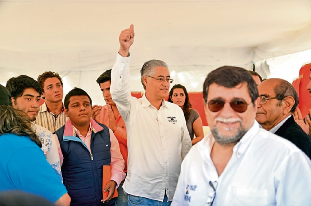 El rector Alejandro Vera celebró el acuerdo alcanzado con el gobierno, luego de 36 horas recostado en una cama de hospital frente al Palacio de Gobierno (TONY RIVERA)