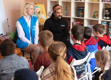 Alfonso Herrera visibiliza la crisis humanitaria en Ucrania: "nos necesitan más que nunca"