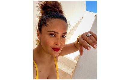 Salma Hayek celebra sus 54 años luciendo curvas y canas