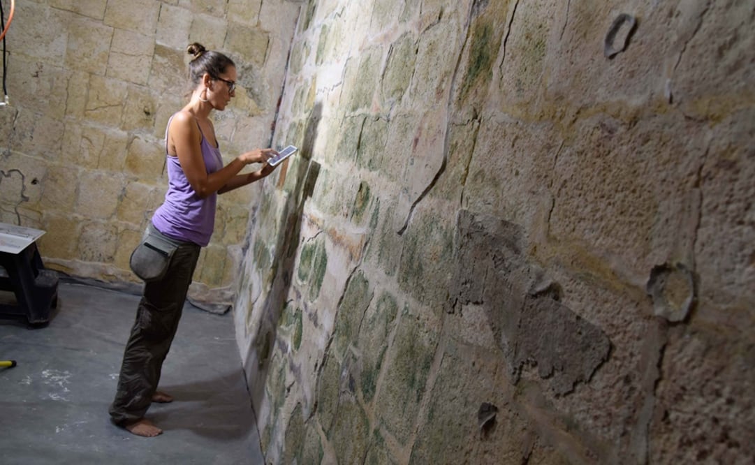Restauradora trabajando en un muro del Templo de los Guerreros (Imagen captada el 27 de agosto). Foto: EFE/ Cuauhtémoc Moreno