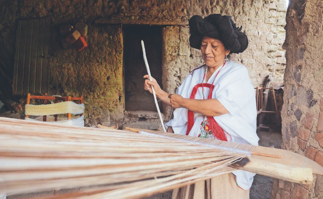 Mujeres zapotecas preservan su vestimenta tradicional frente al desinterés de las nuevas generaciones. Foto: de
EDWIN HERNÁNDEZ. El Universal
