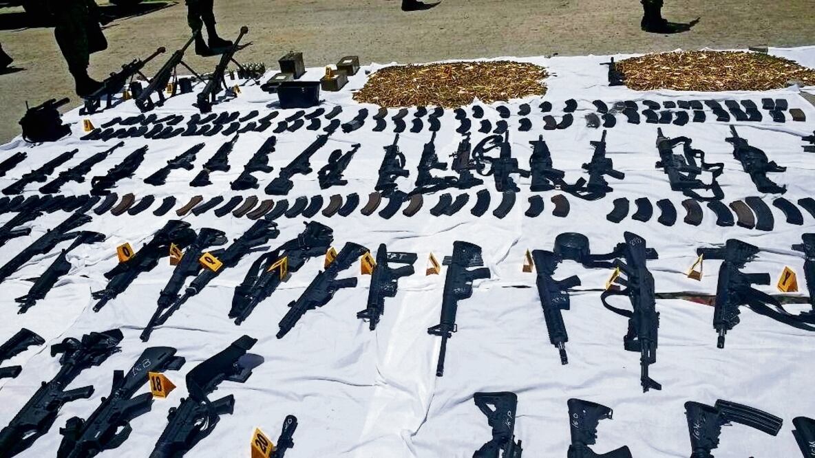 Decomiso de armas de alto calibre en un inmueble ubicado en la colonia Toboganes de la ciudad de Nuevo Laredo, Tamaulipas, en 2017.