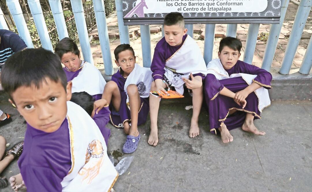 Los niños dicen que les gusta vestirse como los actores que participan en la representación del Viacrucis de Jesucristo. (JUAN CARLOS REYES. EL UNIVERSAL)
