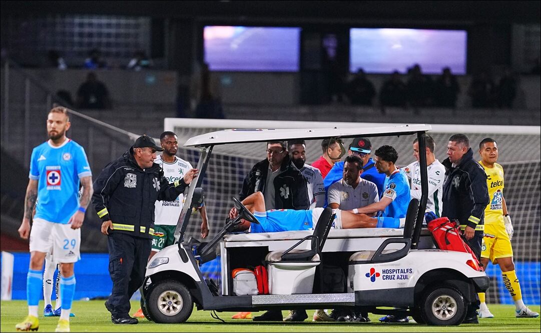 Cruz Azul sufrió la baja de Andrés Montaño por lesión y sólo pudo disputar siete minutos contra León / FOTO: Imago7