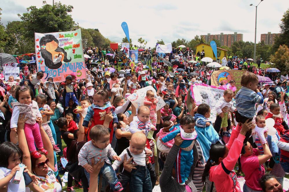 Mujeres lactantes con sus bebés participan hoy en una "Tetatón" para incentivar esta práctica en Bogotá, en el marco de la Semana Mundial de la Lactancia Materna 2016 (Foto: EFE)