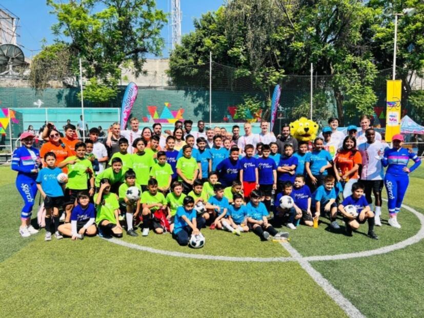 Niñas y niños futbolistas conviven con jugadores del Bayer Leverkusen en Miguel Hidalgo 